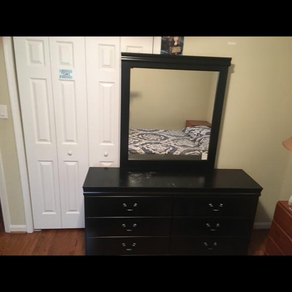 Bed, dresser and black angel dolls - Picture 2 of 4